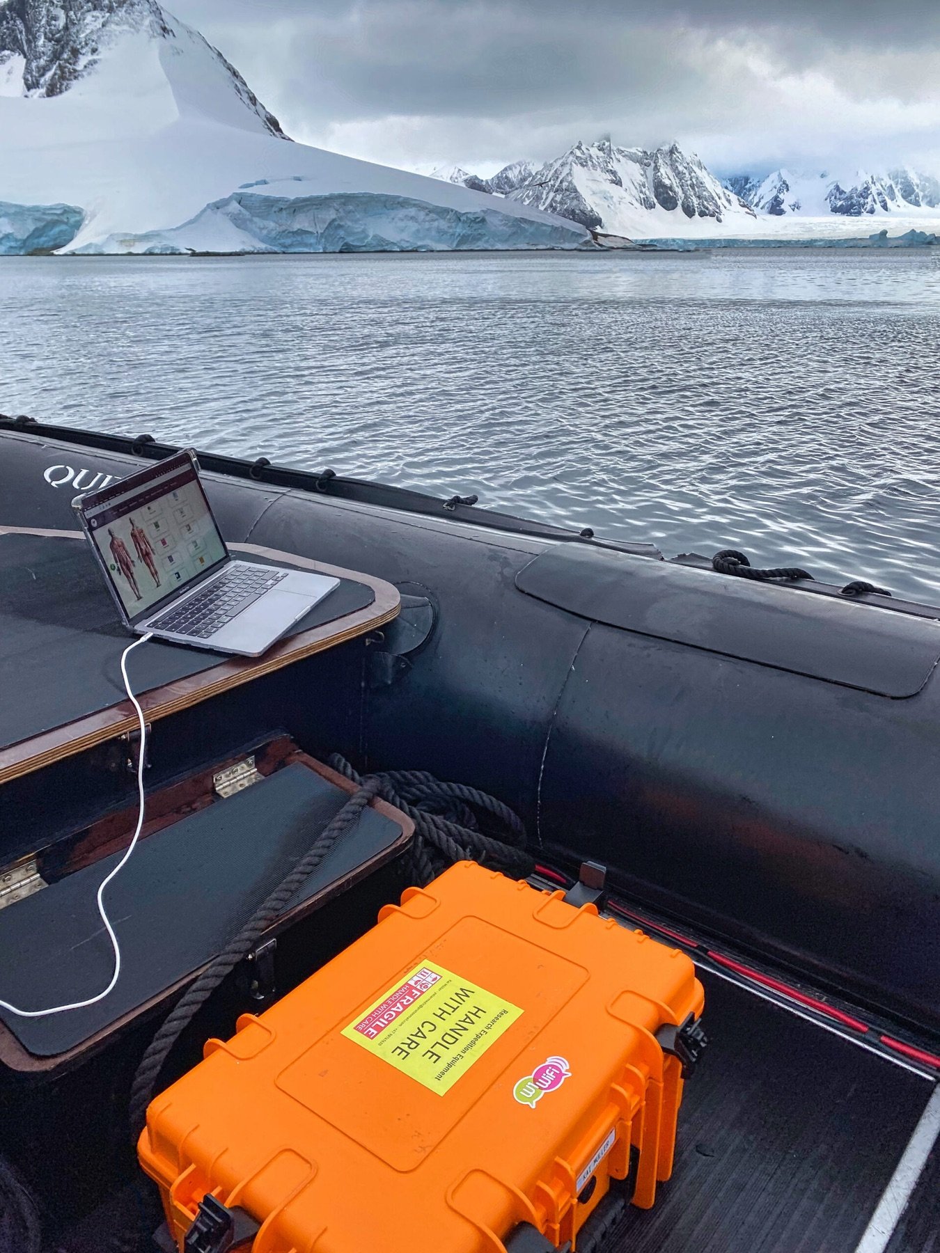 Robuster Koffer und Laptop in einem Schlauchboot zwischen Meereis